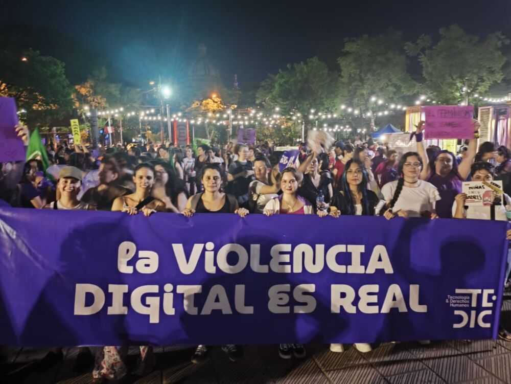 Cartel de la violencia digital es real en la marcha