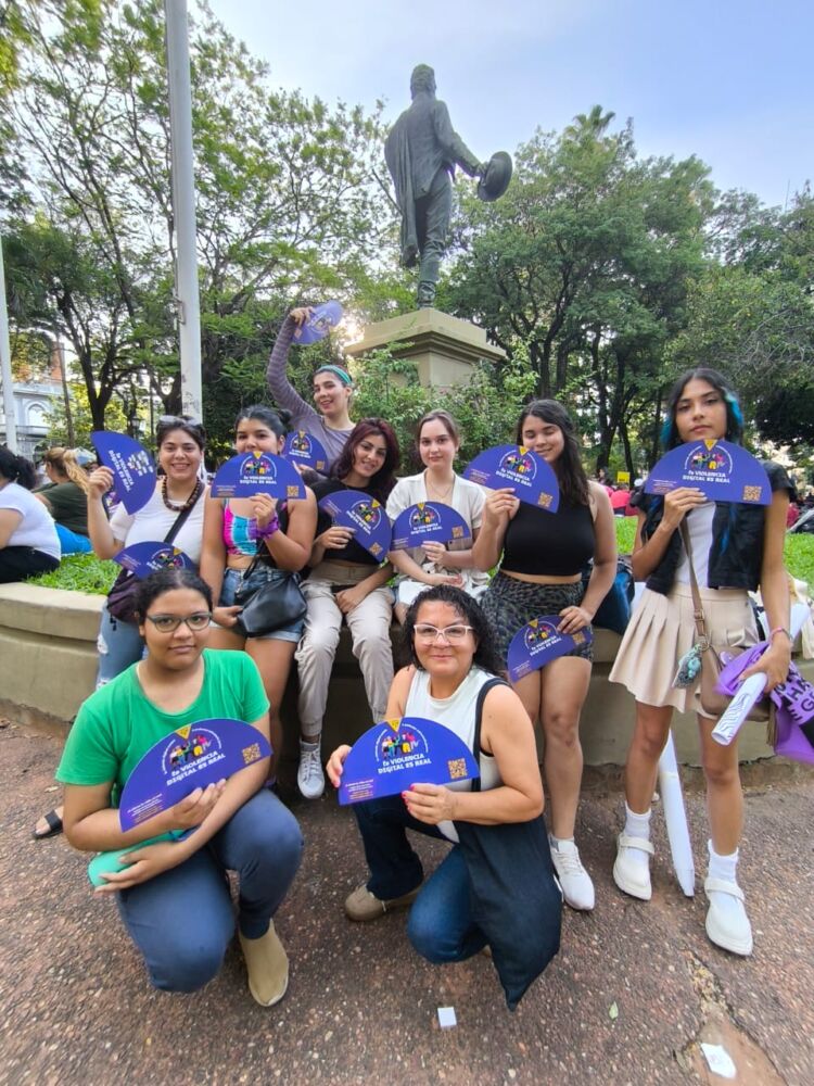 Mujeres con nuestro abanico de la violencia digital es real